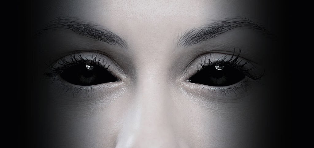 The Many Reasons of Wearing Black Contact Lenses and Achieve That Enchanting Look