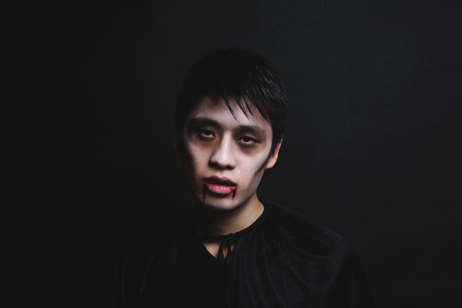 How to Create A Realistic Vampire Look for Halloween Using Makeup & Ac ...